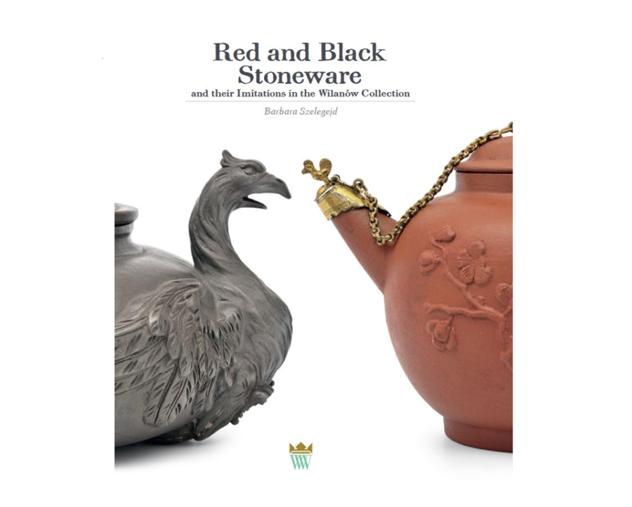 Okładka do książki "Red and Black Stoneware and their Imitations in the Wilanów Collection". Na białym tle dzbanek z czerwonej glinki i dzbanek z dziubkiem w kształcie ptaka.
