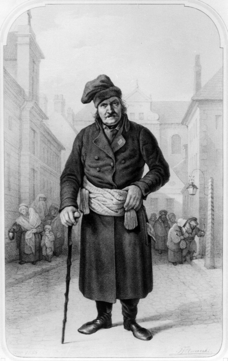 Grafika lub rysunek przedstawia postać mężczyzny stojącego na ulicy, ubranego w ciemny strój przepasany pasem, z czapką na głowie. Podpiera się on na lasce. W głębi widok miasta i ludzie. Jest to portret Stanisława Służewskiego.