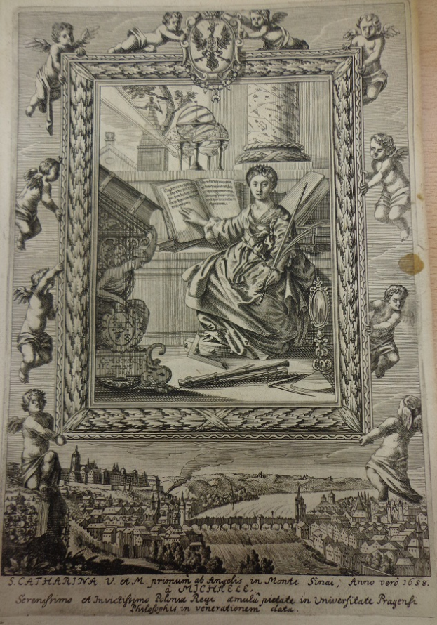 Wizerunek kobiety we wnętrzu ujęty w zdobioną ramę. Kobieta siedzi przodem, za nią stół. Prawą rękę trzyma na otwartej księdze. Powyżej na podwyższeniu globus i inne przedmioty. Na brzegach ramy amorki podtrzymujące emblemat z orłem w koronie i podtrzymujących ramę. Pod ramą panorama miasta.  