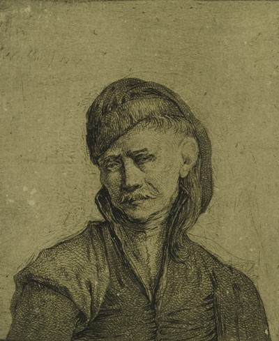 Grafika lub rysunek. Przedstawia portret mężczyzny z wąsem i długimi włosami, ukrytymi pod czapką. Model przechyla lekko głowę.