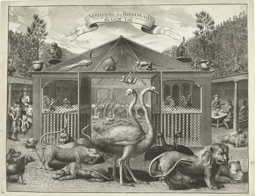 Grafika przedstawia altanę w której zgromadzone są zwierzęta. Przed drzwiami altany stoją dwa strusie, spacerują lamparty i lew. Z boku patrzą na nich ludzie. Jest to menażeria, gdzie dzikie zwierzęta zgromadzone w celu pokazywania ich publiczności. 