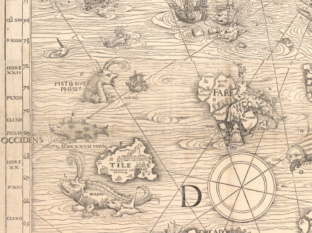 Fragment starej mapy. Widzimy morze lub ocean z którego wyłaniają się fantazyjne ryby.