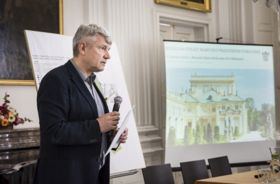 Człowiek prowadzący konferencje