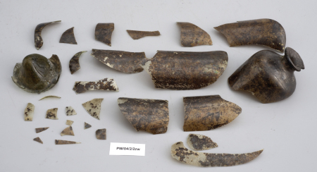 Fragmenty dawnej butelki aptecznej