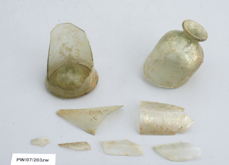 Fragmenty dawnej butelki aptecznej