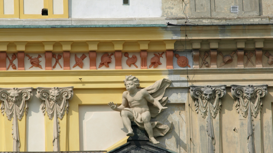 Fragment fasady pałacu w trakcie postępu prac konserwatorskich. Po lewej stronie zdjęcia stan po konserwacji, po prawej - przed konserwacją.