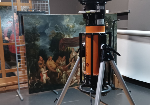 Specjalistyczna aparatura bada obraz.