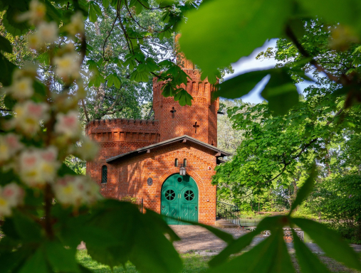 Budynek Pompowni nad jeziorem